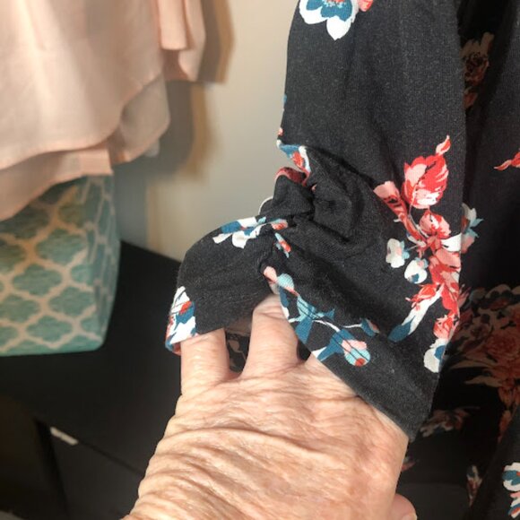 Kim Rogers Size XXL Tunic top- black with floral design - Picture 8 of 15